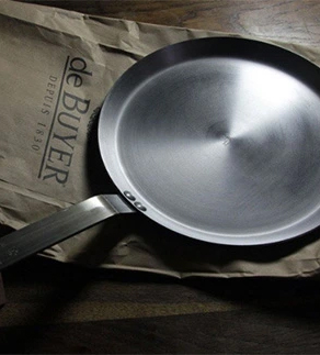 De Buyer : le meilleur fabricant de poêles (et pas seulement) en acier