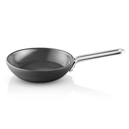 228394 neprilnava panev slip let laser titanium 20 cm cerna hlinik eva trio