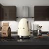 188258 smeg konvice s regulaci teploty kremova scena 01