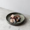 Assiette CARACTERE GOURMET kaki Cardamome REVOL