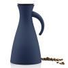 Pichet isotherme 1 l, avec housse isolante, bleu marine, Eva Solo