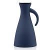 Pichet isotherme 1 l, avec housse isolante, bleu marine, Eva Solo