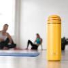 Mug de voyage RECHARGE ANYTIME 460 ml, avec infuseur à thé, moutarde, Viva Scandinavia
