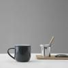 Mug avec infuseur à thé MINIMA EVA 350 ml, noir, porcelaine, Viva Scandinavia
