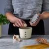 Pot à ail INNOVATIVE KITCHEN 12 cm, avec râpe, crème, grès, Mason Cash