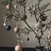 215370 1 vanocni koule marble 9 cm sada 4 ks sklo ferm living