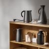 218570 2 vakuovy dzban silhouette 1 l cerna plast eva solo