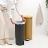 221738 4 pedalovy odpadkovy kos newicon 30 l teple zlata ocel brabantia