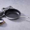 225108 3 neprilnava panev classic 28 cm stribrna nerezova ocel le creuset