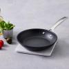 225267 3 neprilnava panev toughened 24 cm cerna hlinik le creuset