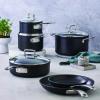 225267 4 neprilnava panev toughened 24 cm cerna hlinik le creuset