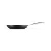 225267 6 neprilnava panev toughened 24 cm cerna hlinik le creuset