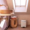226053 3 pedalovy odpadkovy kos bo 12 l bila ocel brabantia
