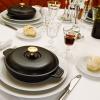 141296 2 litinova zapekaci miska s poklici cerna o 20 cm staub